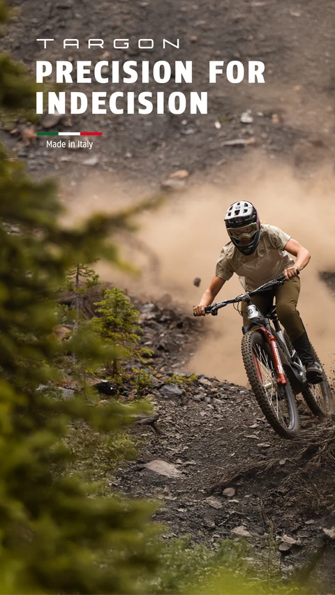 Mountainbiker fährt auf steinigem Trail bergab und trägt den MTB Fahrradhelm Targon. Kampagnenclaim "Precision for Indecision" © ABUS Mountainbiker fährt auf steinigem Trail bergab und trägt den MTB Fahrradhelm Targon. Kampagnenclaim "Precision for Indecision" © ABUS