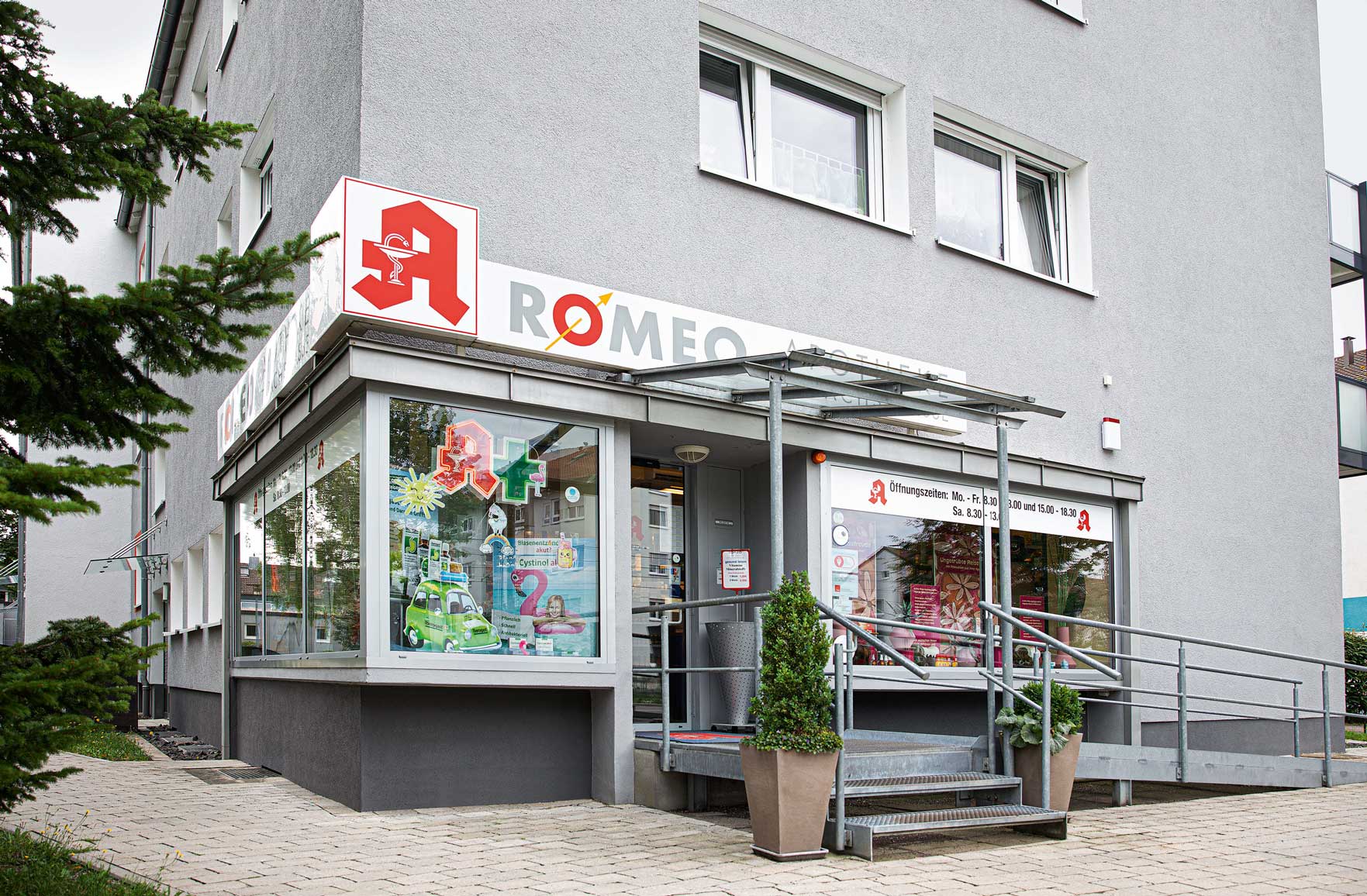 Die zweite Romeo Apotheke wurde 2006 von Inhaber Mathias Walter eröffnet. Beide Fillialen können dank der SecVest Funk-Alarmanlage bequem per App überwacht werden. © ABUS