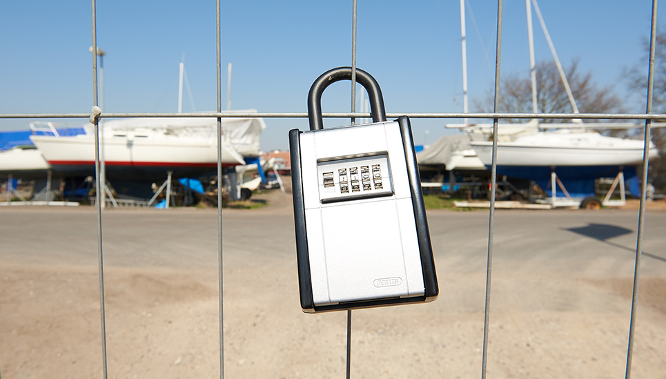 Befugte Personen auf das Gelände lassen – mit der KeyGarage © ABUS Befugte Personen auf das Gelände lassen – mit der KeyGarage © ABUS