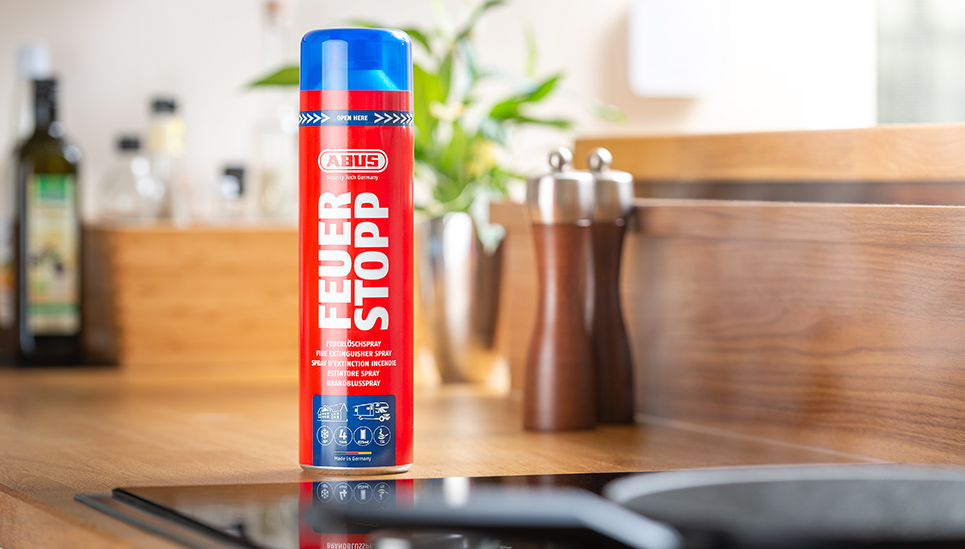 Schlicht und aufgeräumt – das Feuerstopp Spray stellt man sich doch gerne in die Küche © ABUS Schlicht und aufgeräumt – das Feuerstopp Spray stellt man sich doch gerne in die Küche © ABUS