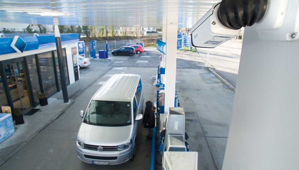 In the event of fuel theft, the video cameras at the petrol pumps record the car registration number. © ABUS