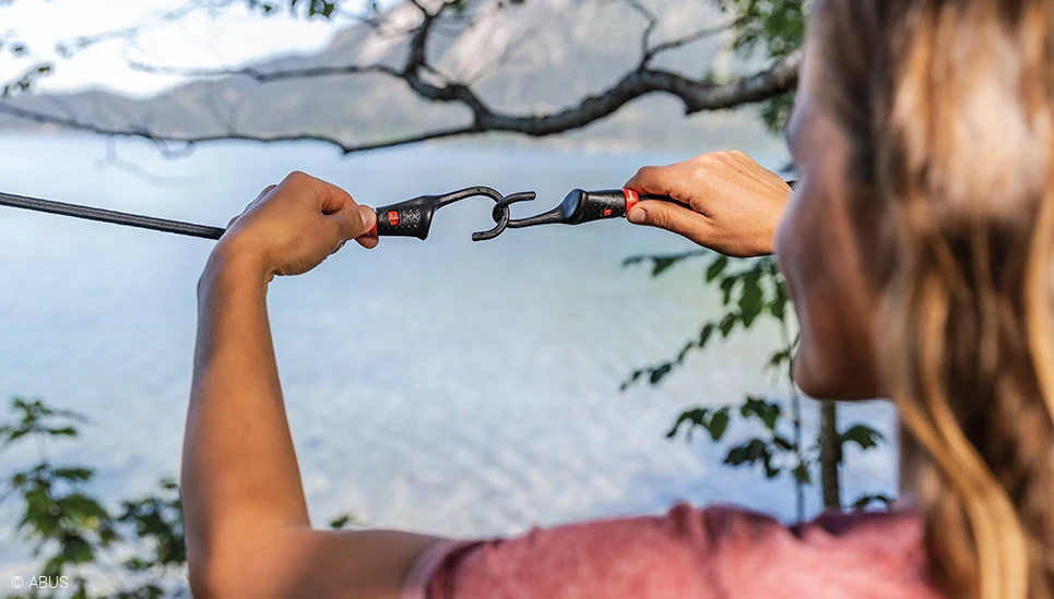 Wäsche trocknen im Camping-Urlaub? Kein Problem mit unserem Bungee-Seil mit verschiedenen Aufsätzen © ABUS