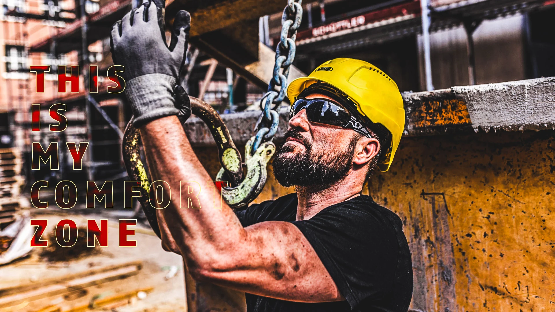 Arbeitender Mann auf Baustelle mit Scator Schutzhelm und Schutzbrille © ABUS Arbeitender Mann auf Baustelle mit Scator Schutzhelm und Schutzbrille © ABUS