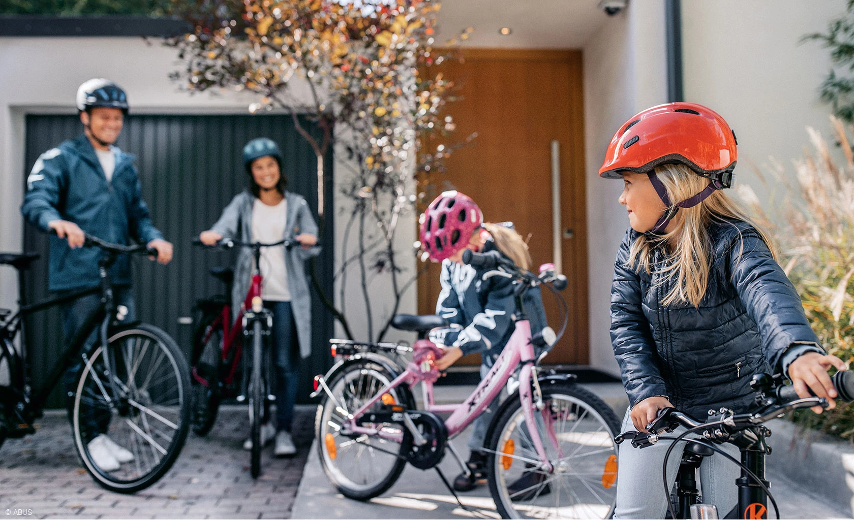Sicher unterwegs - mit ABUS Fahrradhelmen und -schlössern für Kinder © ABUS Sicher unterwegs - mit ABUS Fahrradhelmen und -schlössern für Kinder © ABUS