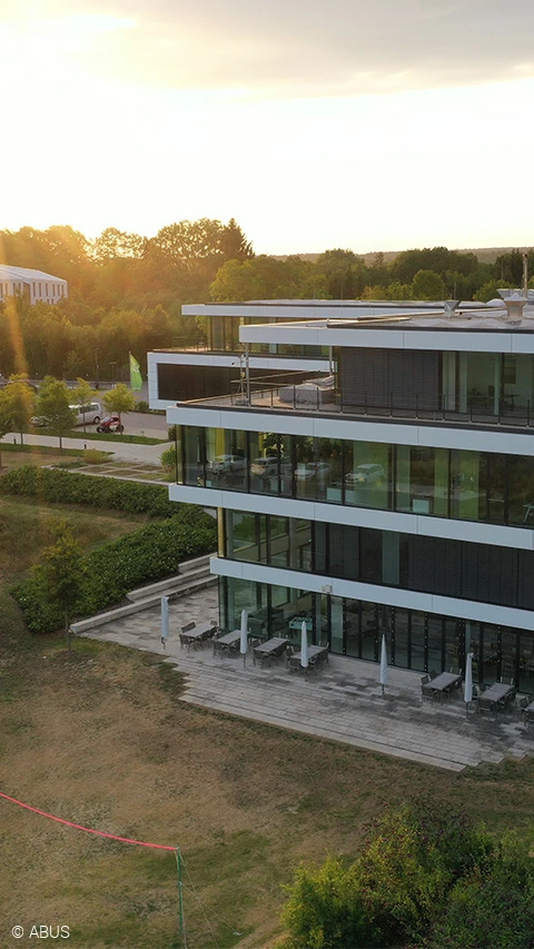 With the wAppLoxx Pro Plus you can conveniently manage access digitally © ABUS With the wAppLoxx Pro Plus you can conveniently manage access digitally © ABUS