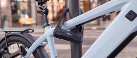 GRANIT Super Extreme 2500-bygellåset säkrar en högkvalitativ elcykel vid en gatlykta. ©ABUS GRANIT Super Extreme 2500-bygellåset säkrar en högkvalitativ elcykel vid en gatlykta. ©ABUS