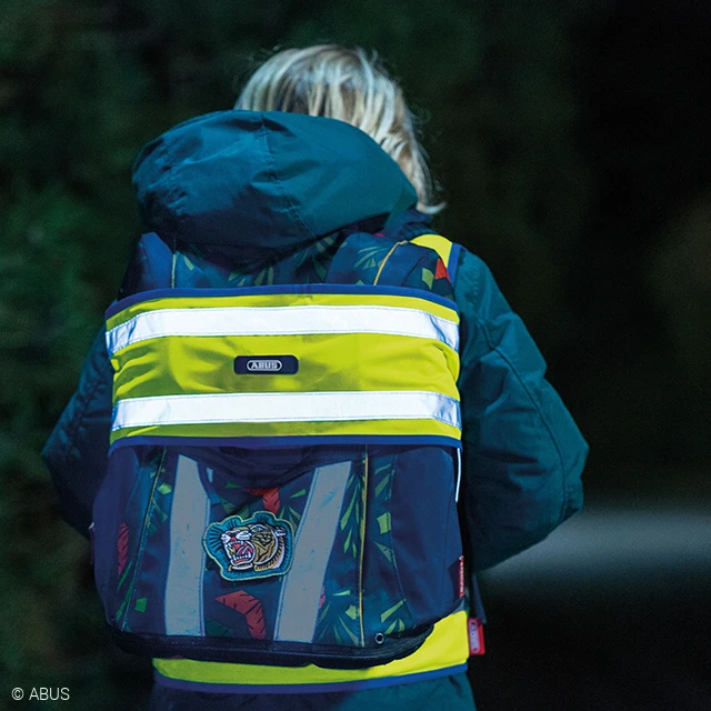 Hier gehe ich: Mit dem Lumino Reflektorband sind Sie auch mit Rucksack gut sichtbar © ABUS