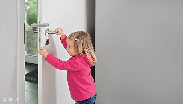 How to prevent trapped fingers - with the MILLIE door damper © ABUS