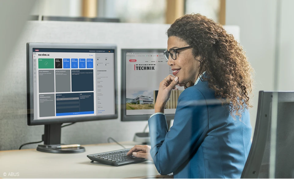 A woman sits in front of a monitor showing the TECTIQ locking plan.