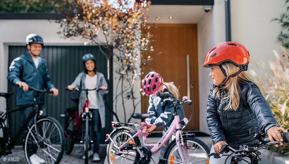 Sicher unterwegs - mit ABUS Fahrradhelmen und -schlössern © ABUS